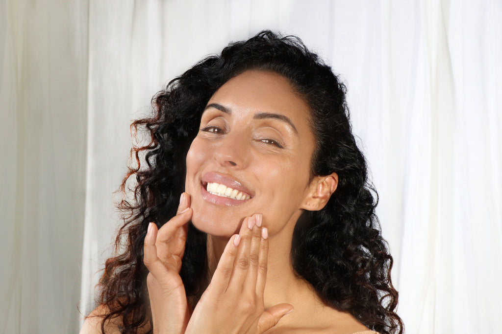 Client Using Retinol Skin The Ultimate Guide to Retinol in Your Skincare Routine – Karuna Skin